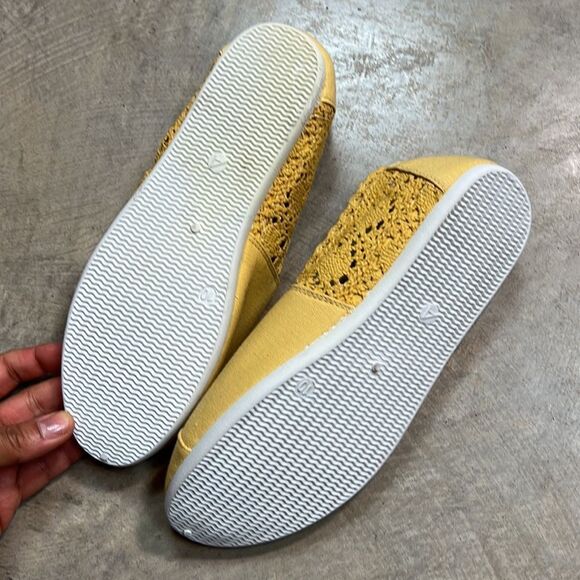 Ardene mustard Yellow Toms Style Slip on Flats w Lace Detailing Size 10 - Picture 5 of 7